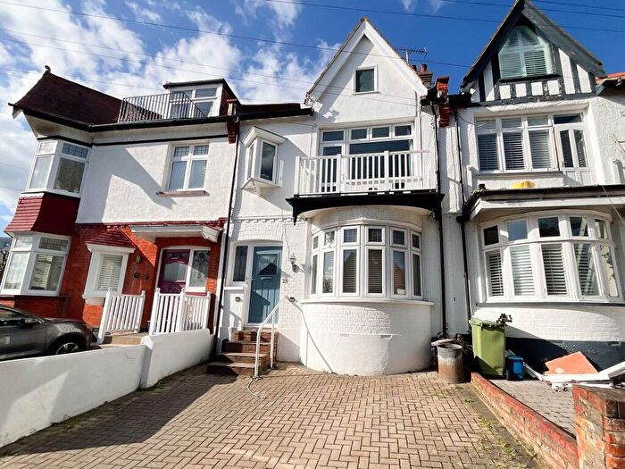 2 Bedroom Flat For Sale In Hillside Crescent, Leigh-on-Sea, SS9