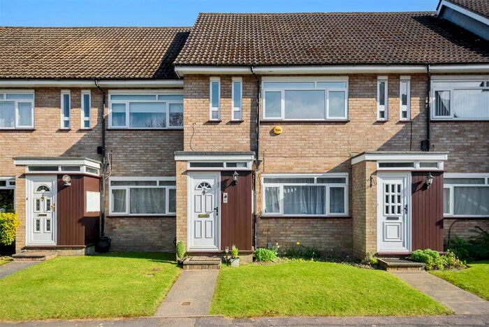 2 Bedroom Flat To Rent In St. Peters Close, Bushey Heath, Bushey, WD23