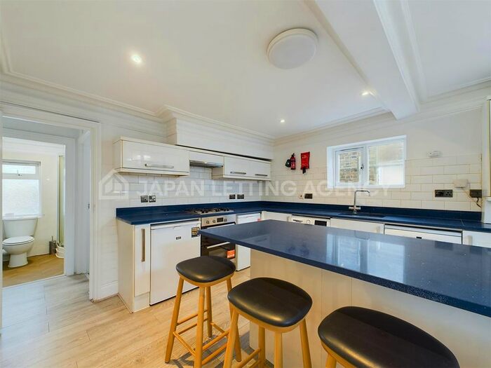 2 Bedroom Flat To Rent In The Vale, Acton, London, W3