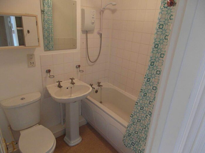1 Bedroom Flat To Rent In Seymour Gardens Ilford, IG1