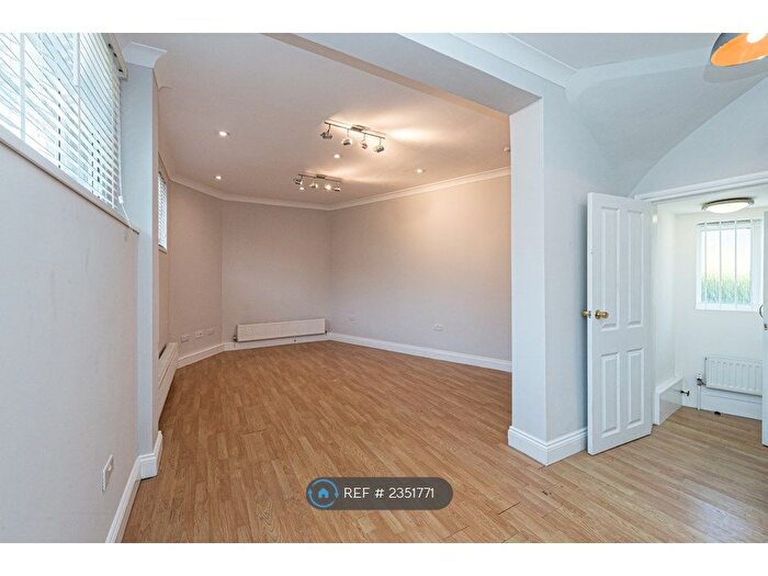 1 Bedroom Flat To Rent In The Crescent, Leatherhead, KT22