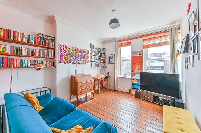 1 Bedroom Flat For Sale In Garratt Lane, Earlsfield, London, SW18