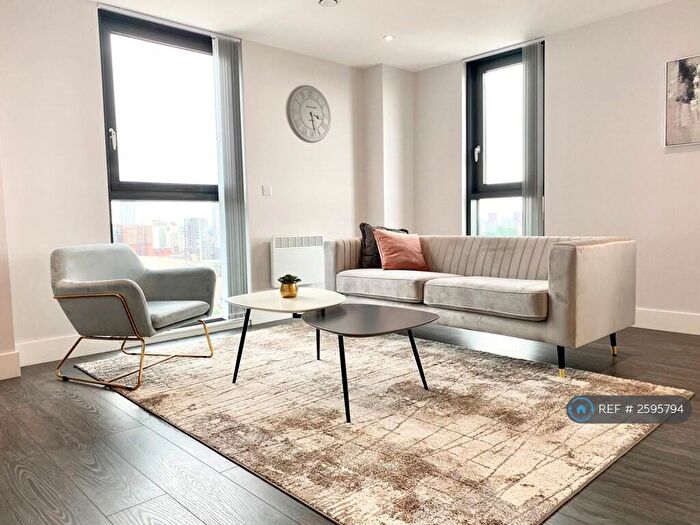 3 Bedroom Flat To Rent In Cheetham Hill Road, Manchester, M4