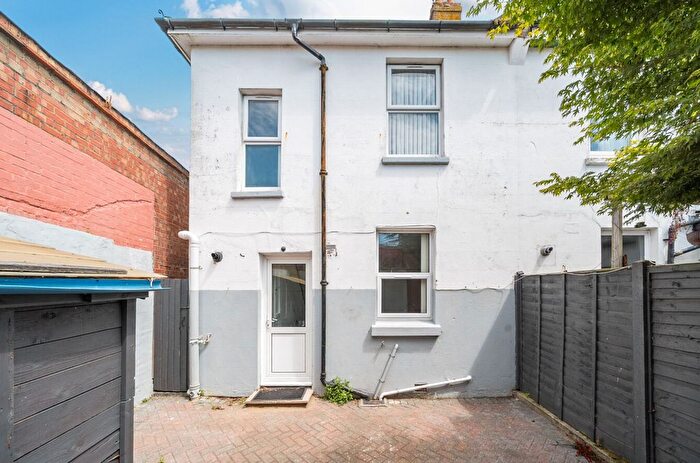 2 Bedroom Semi-detached House For Sale In Canada Grove, Bognor Regis, PO21