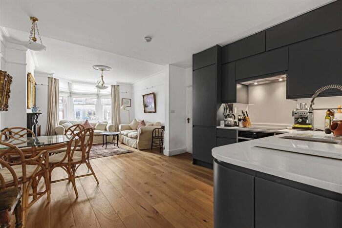 1 Bedroom Flat For Sale In Upper Richmond Road West, East Sheen, SW14
