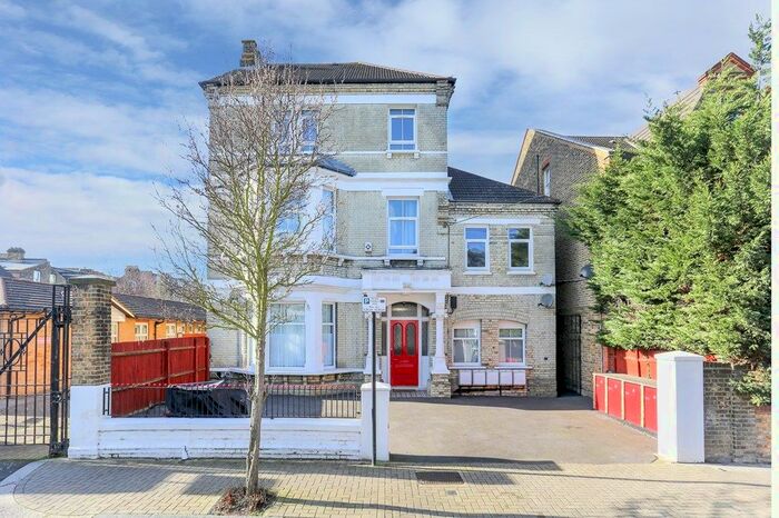 3 Bedroom Flat To Rent In Ouseley Road, London, SW12