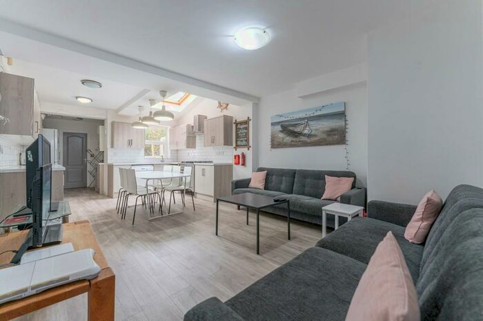 6 Bedroom Terraced House To Rent In Teignmouth Road - Ensuite Student Property, B29