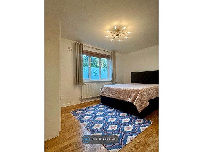 2 Bedroom Flat To Rent In Central Hill, London, SE19