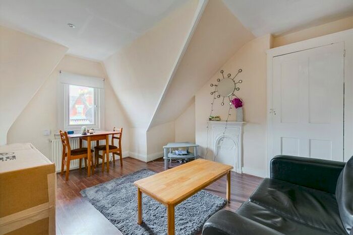 2 Bedroom Flat To Rent In Morella Road, Between The Commons, SW12