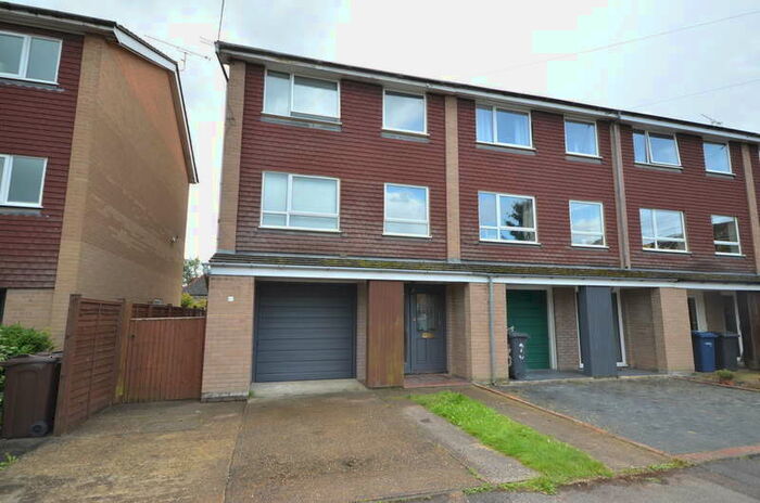 5 Bedroom Town House To Rent In Kimbers Lane, Farnham, GU9