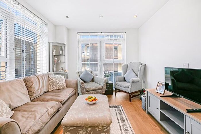 2 Bedroom Flat For Sale In Mead Lane, Hertford, SG13