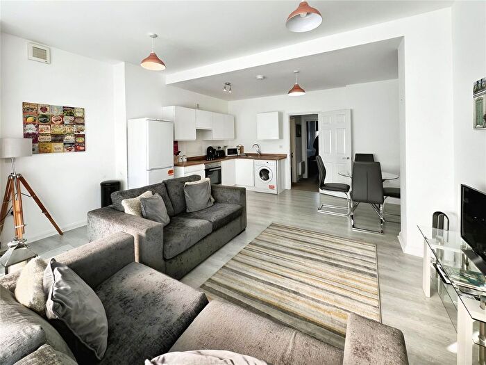 2 Bedroom Flat To Rent In New Road Avenue, Chatham, Kent, ME4