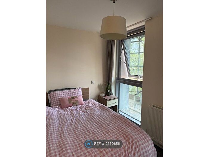 Studio To Rent In Moonrakers Point, London, SE1