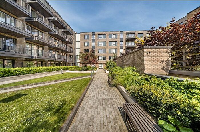 3 Bedroom Apartment To Rent In Gullivers Walk, Surrey Quays, SE8
