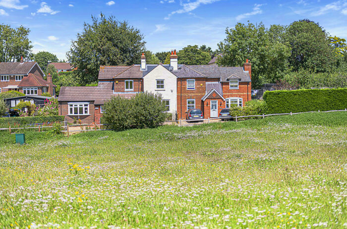 2 Bedroom Cottage To Rent In One Tree Hill Road, Guildford, GU4