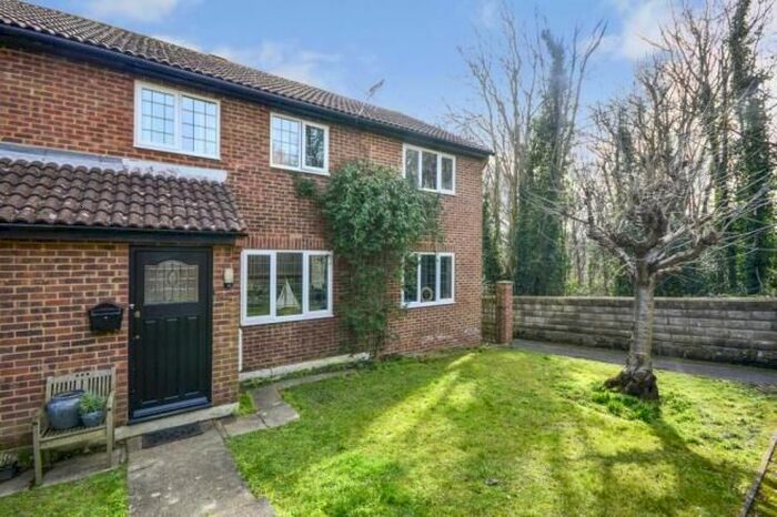 4 Bedroom Semi-Detached House To Rent In Winterbourne Close, Hastings, TN34