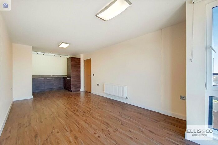 2 Bedroom Flat To Rent In The Green, Southall, UB2