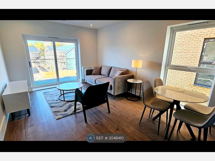 2 Bedroom Flat To Rent In Fairhaven Drive, Reading, RG2