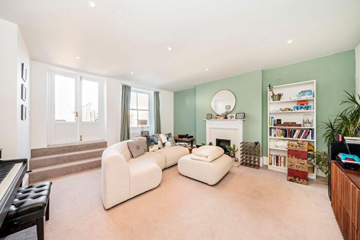 3 Bedroom Flat To Rent In De Vere Gardens, London, W8