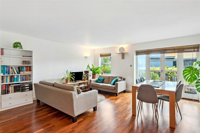 2 Bedroom Flat To Rent In Barrington Court, Jefferys Road, London, SW4