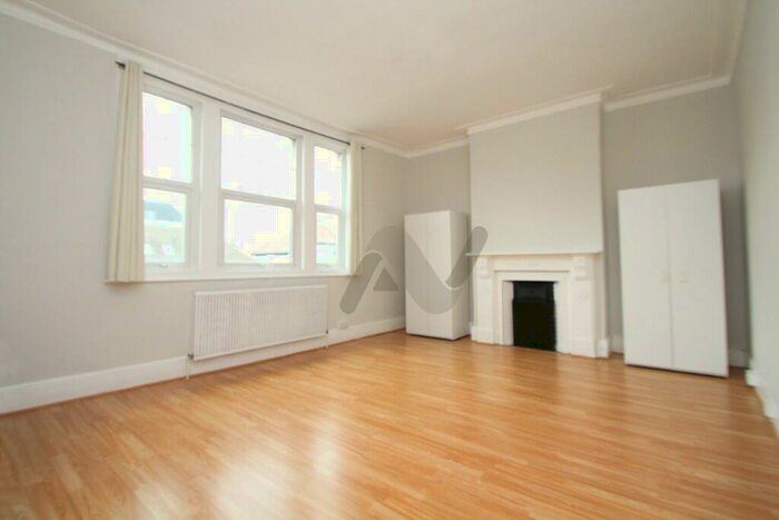 2 Bedroom Flat To Rent In Ballards Lane, London, N3