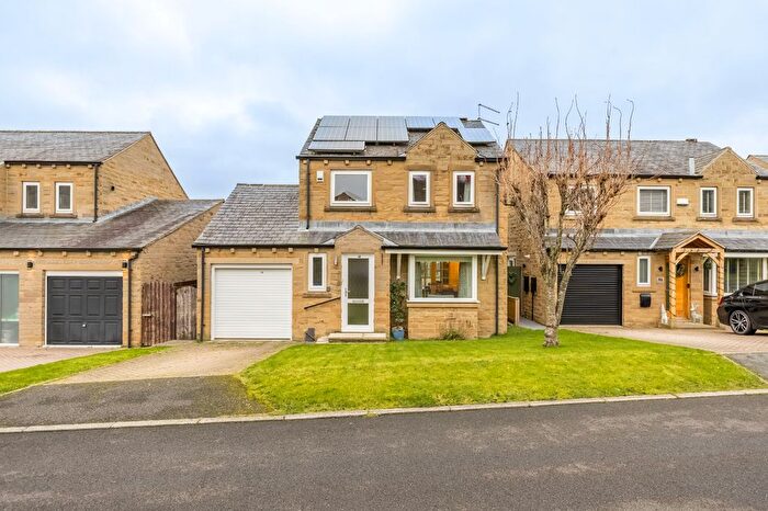 3 Bedroom Detached House For Sale In Blacksmiths Fold, Almondbury, Huddersfield, HD5