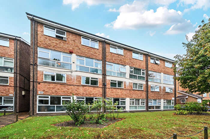 2 Bedroom Apartment For Sale In Manor Road, Sidcup, DA15