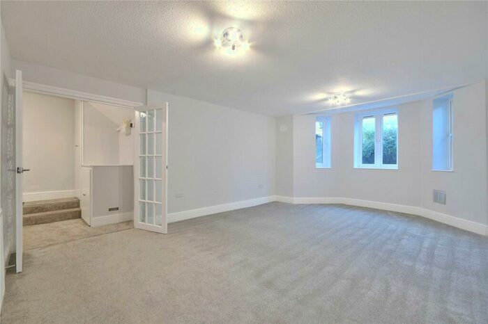 3 Bedroom Flat To Rent In St. Cuthberts Road, Kilburn, NW2