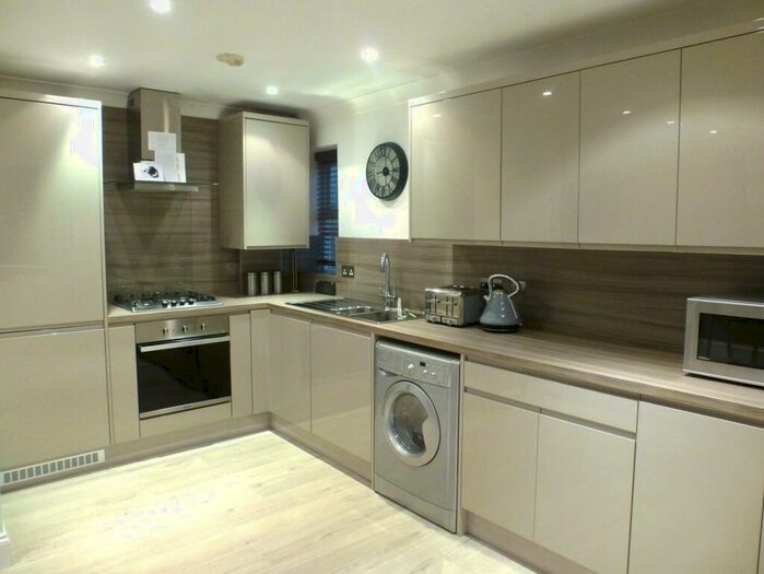 2 Bedroom Flat To Rent In Brocket Road, Hoddesdon, EN11