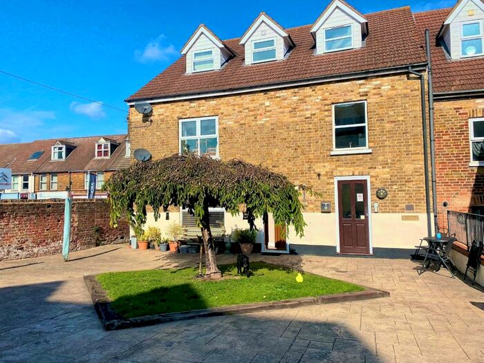 2 Bedroom Flat To Rent In Stratford Court, Stratford Lane, Rainham, ME8