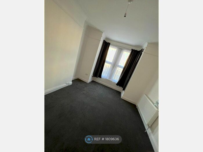 2 Bedroom Flat To Rent In Courtland Avenue, Ilford, IG1