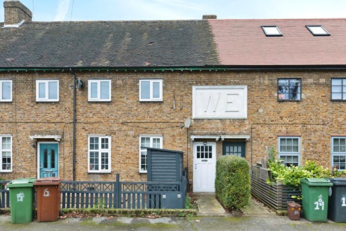 3 Bedroom Flat To Rent In Thorpe Crescent, Walthamstow, London, E17