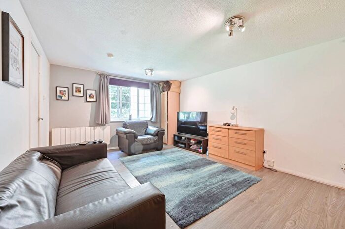 1 Bedroom Flat For Sale In Ravenscroft, Watford, WD25