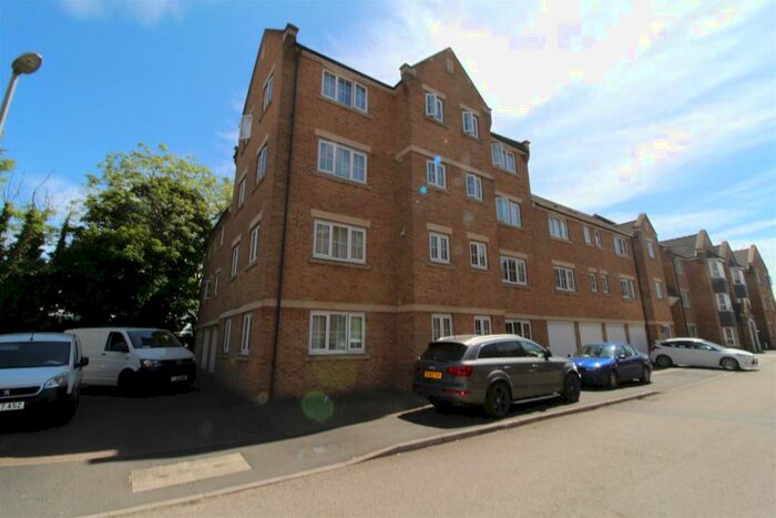 2 Bedroom Flat To Rent In Bramley Court, Dunstable, LU5