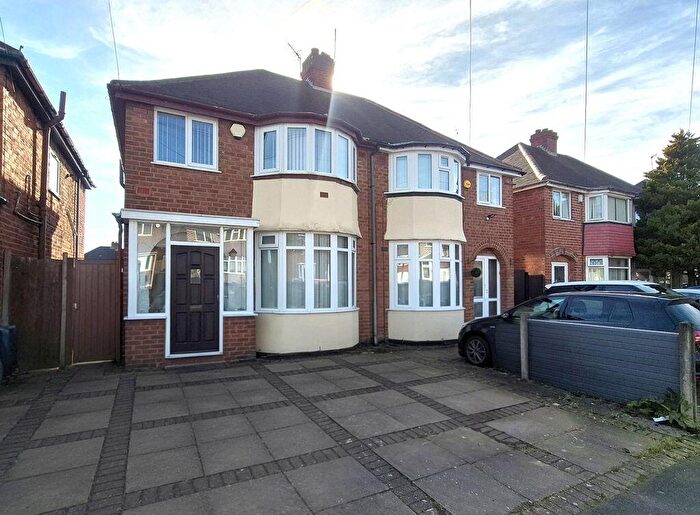 3 Bedroom Semi Detached House To Rent In Waddington Avenue, Great Barr, Birmingham, B43