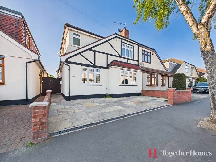 4 Bedroom Property For Sale In Blacksmiths Lane, Rainham, RM13