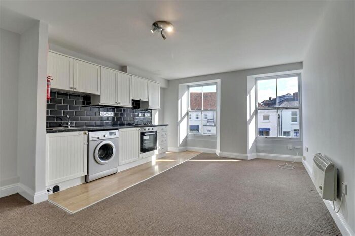 2 Bedroom Flat To Rent In High Street, Fareham, PO16