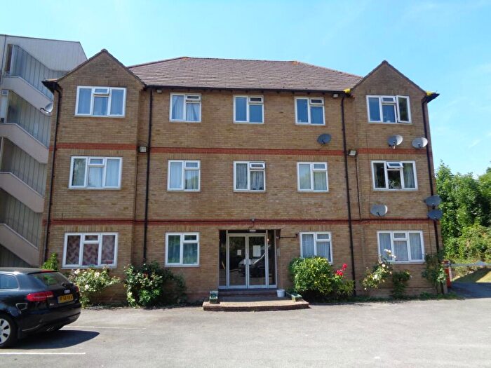 2 Bedroom Flat To Rent In Wesley Dene, High Wycombe, HP13