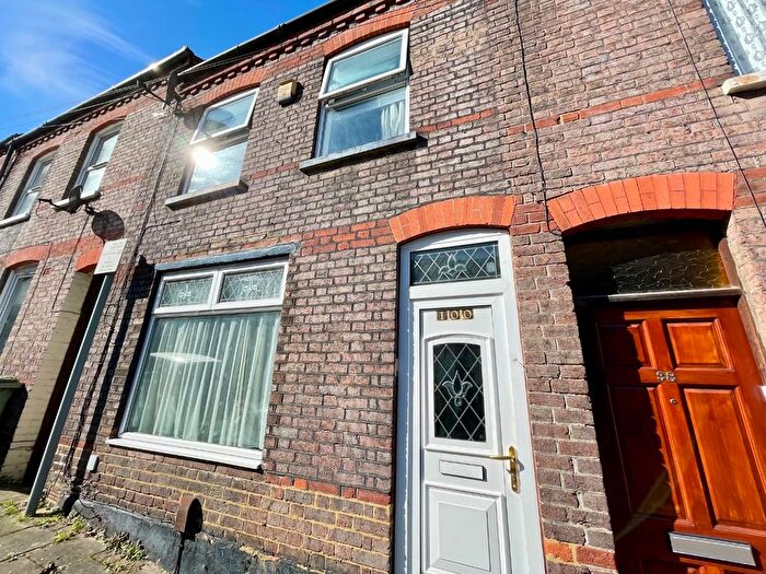 3 Bedroom Terraced House For Sale In Ashton Road, Luton, Bedfordshire, LU1
