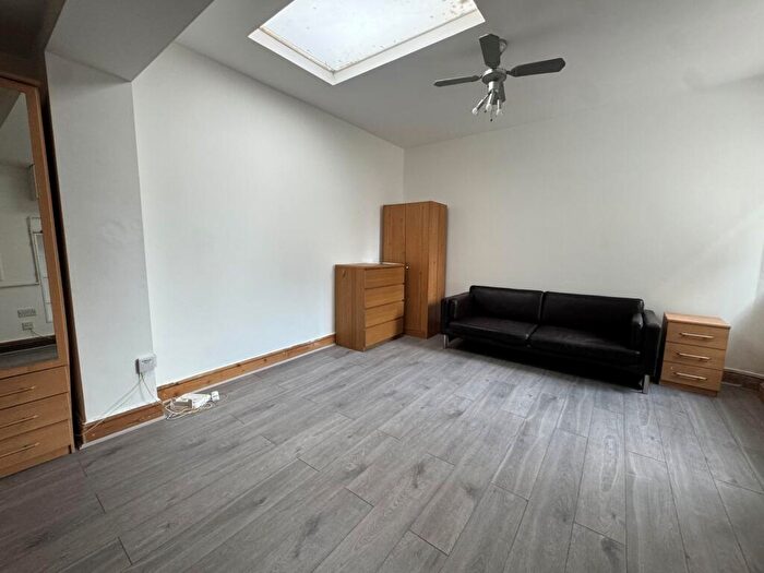 Flat To Rent In Blackburn Road, West Hampstead, NW6