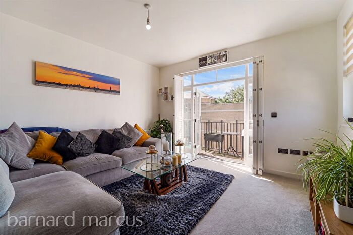 2 Bedroom Flat For Sale In Chambers Park Hill, London, SW20