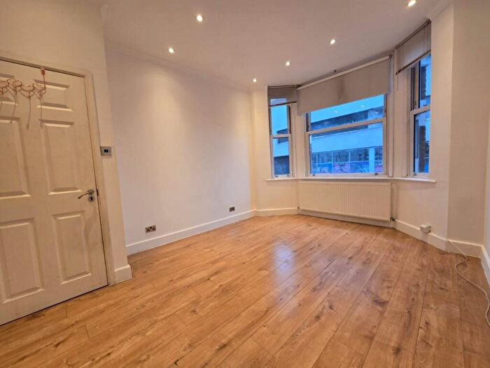 2 Bedroom Flat To Rent In High Road, Finchley, N12
