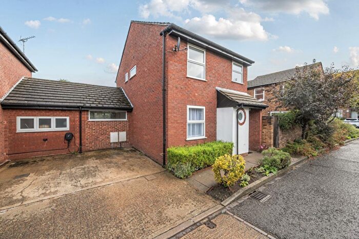 4 Bedroom Detached House To Rent In Fisherman Close, Richmond, TW10