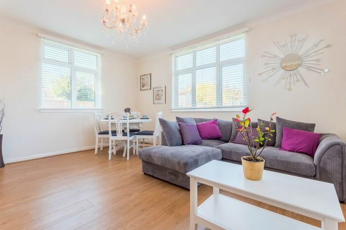 2 Bedroom Flat To Rent In Sandleigh Road, Southend-On-Sea, SS9