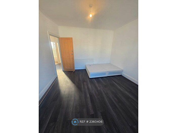 2 Bedroom Flat To Rent In New Road, London, E4