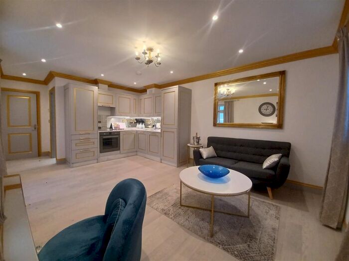 2 Bedroom Flat To Rent In Park View Road, Ealing, W5