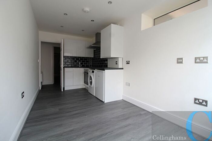 Studio To Rent In Fountain Road, London, SW17