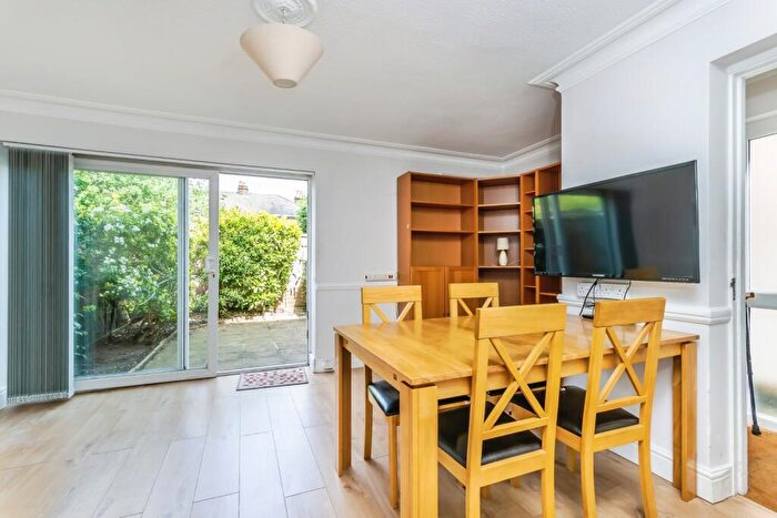 1 Bedroom Flat For Sale In Endsleigh Road, Merstham, Redhill, Surrey, RH1