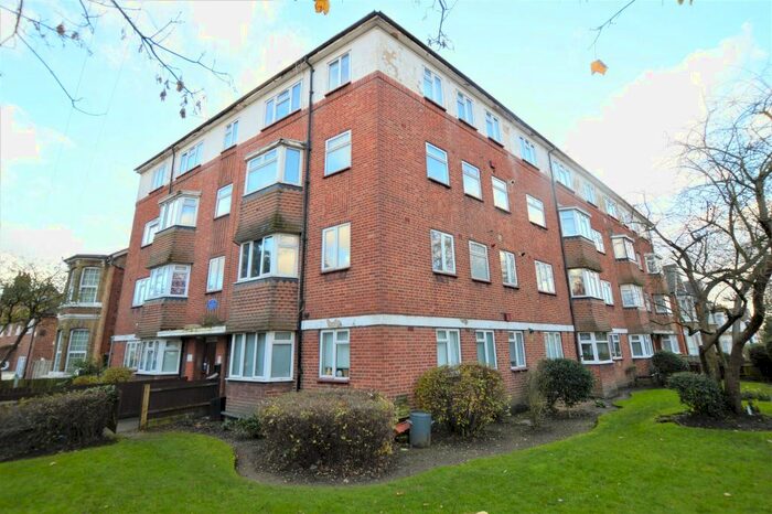 2 Bedroom Flat To Rent In Fairlop Road, London, E11