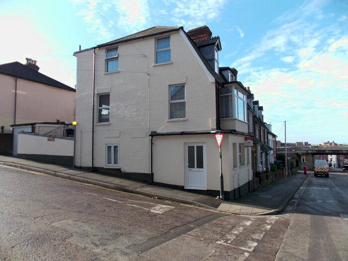 2 Bedroom Flat To Rent In Milford Hill, Salisbury, SP1